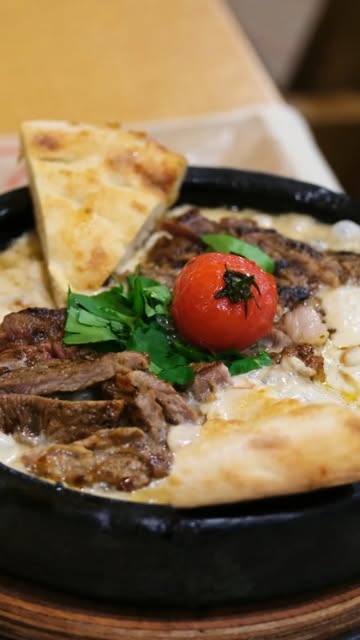 Közü Kara'nın imza sıcak et sunumu